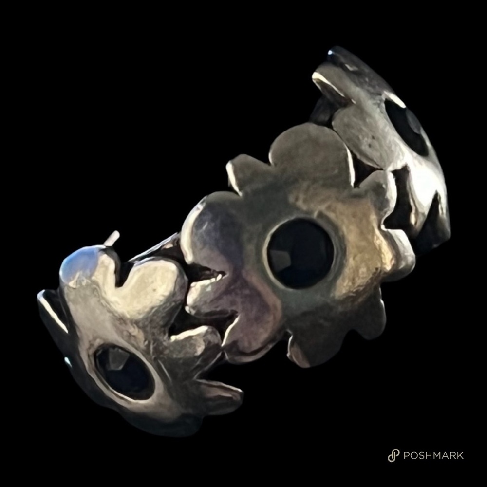 💖 Metal Pointu’s Paris Black Crystal Ring 💖